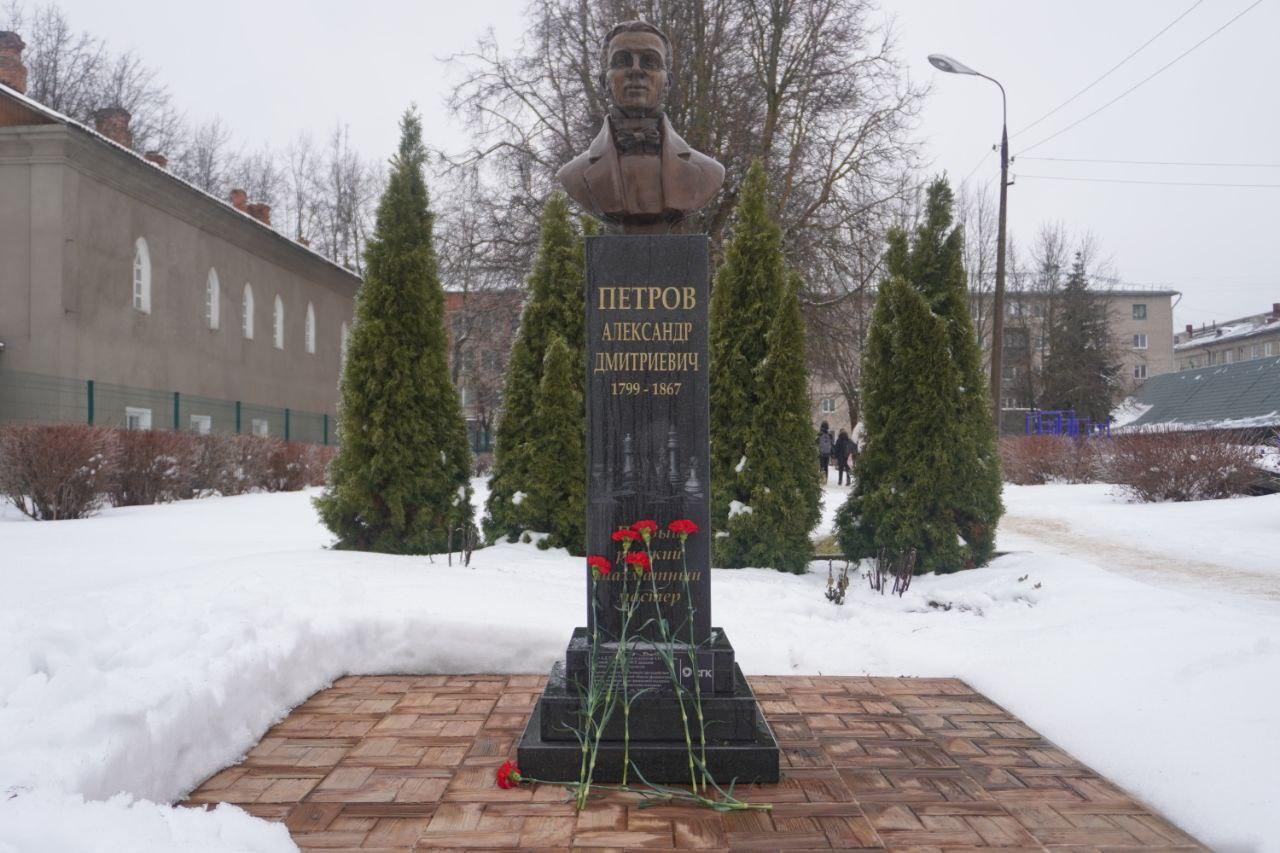 Учащиеся гимназии г. Опочке возложили цветы у памятника А.Д. Петрова в честь дня его рождения.