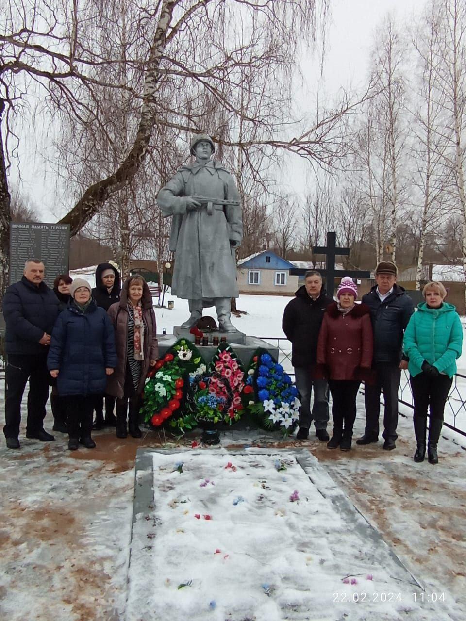 Главы территориальных отделов Опочецкого округа возложили цветы.