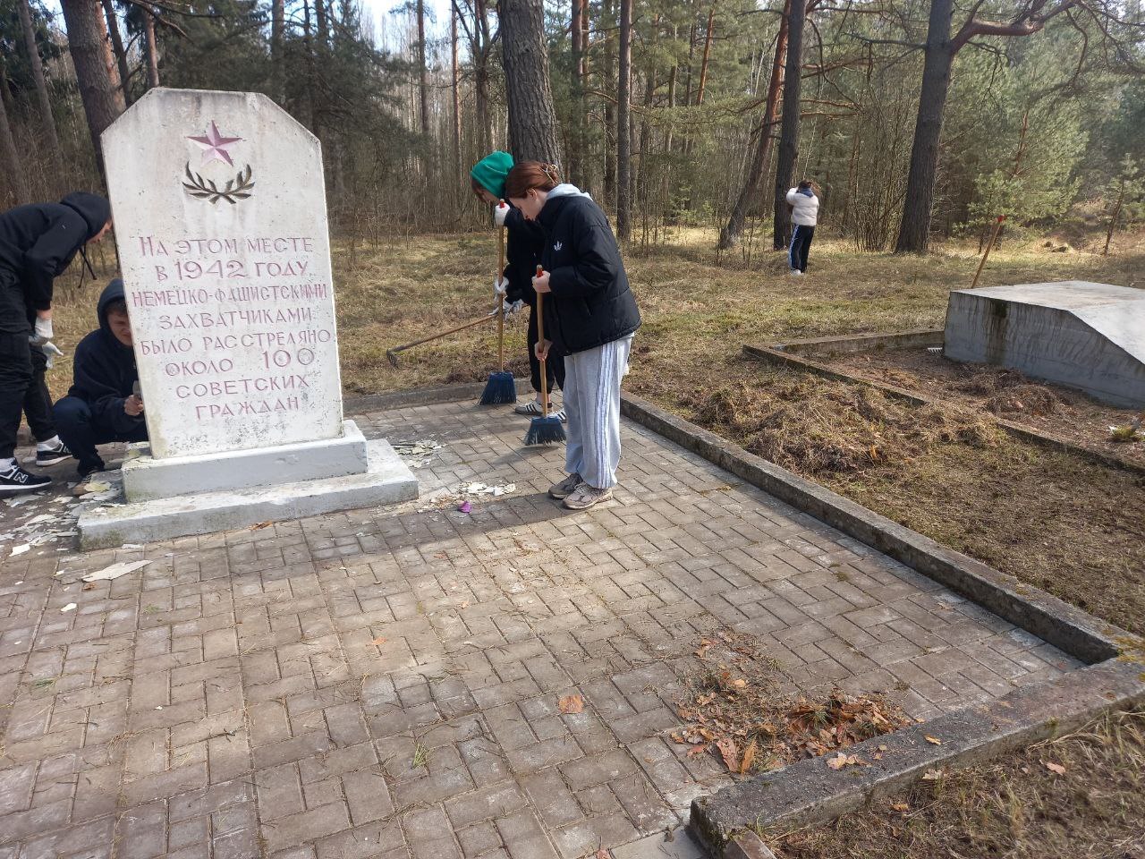 Студенты колледжа провели субботник на братском захоронении &quot;Варыгинское поле&quot;.