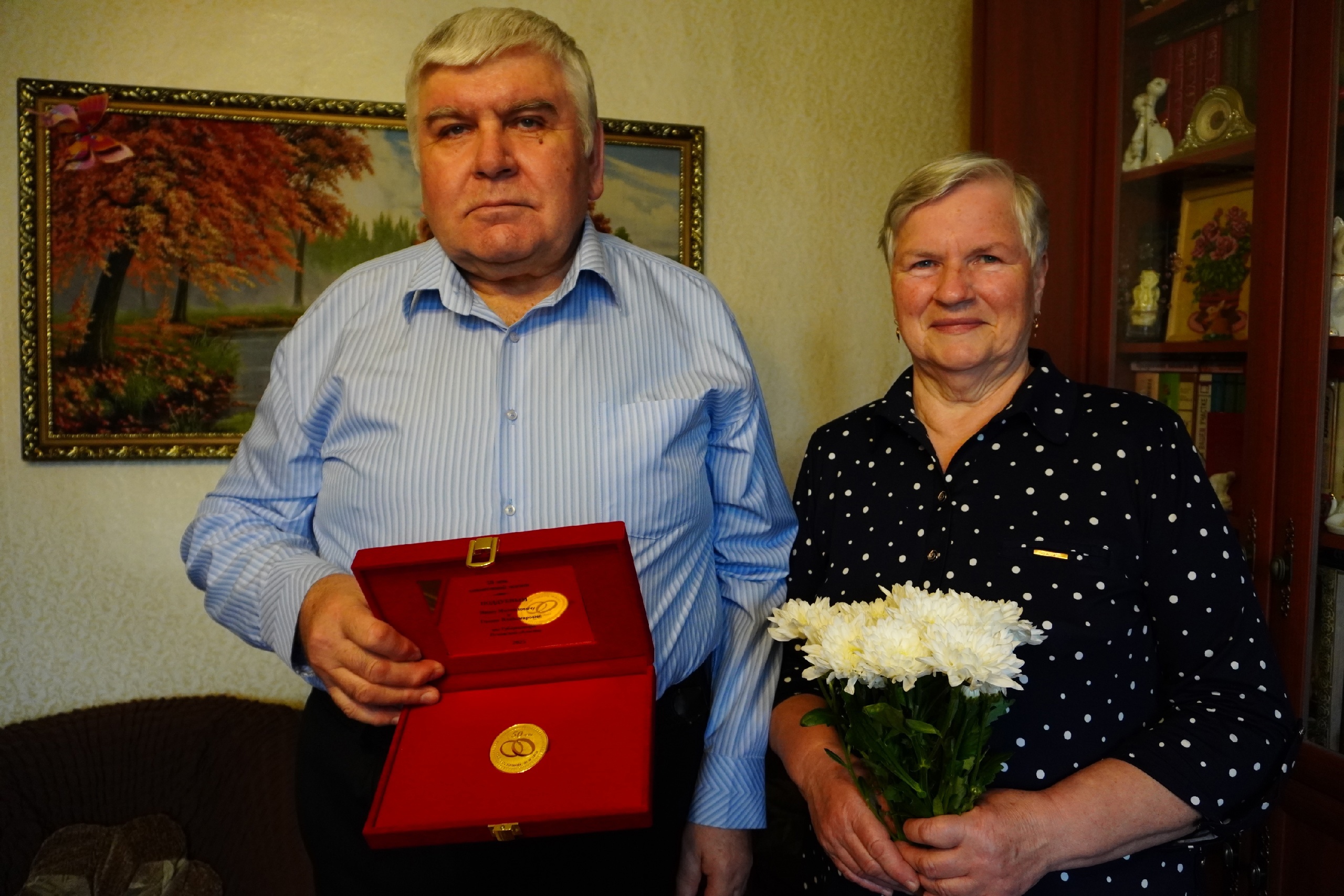 Глава округа Юрий Ильин поздравил и вручил юбилейную медаль &quot;50 лет совместной жизни&quot; семье Ивана Михайловича и Галины Владимировны Поддубным..