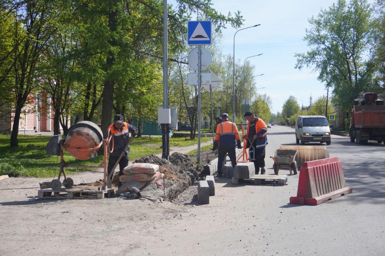 ООО «АДП» приступили к выполнению работ по ремонту тротуаров вдоль улицы Ленина в г. Опочке.