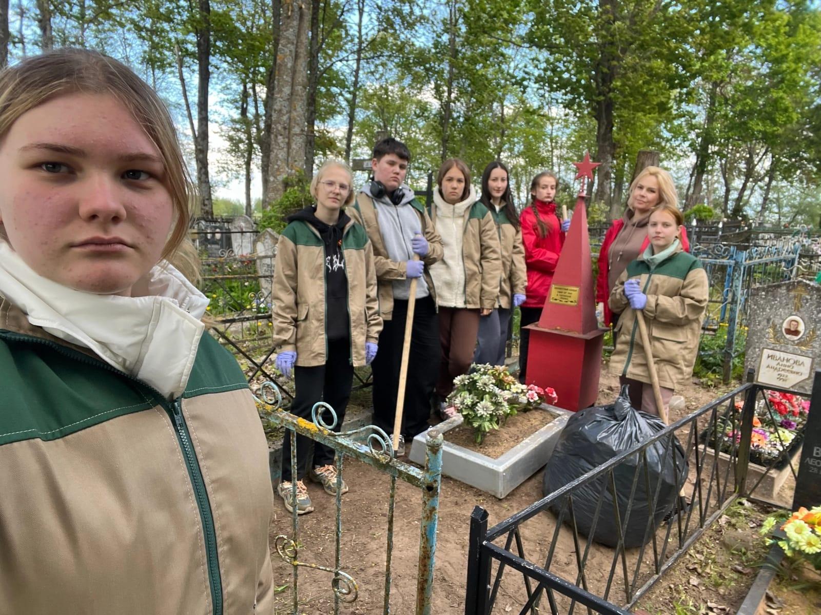 Учащиеся Центра образования, юнармейцы-курсанты ВПК &quot;Беркут &quot; и волонтёры Опочки участвуют в акции.