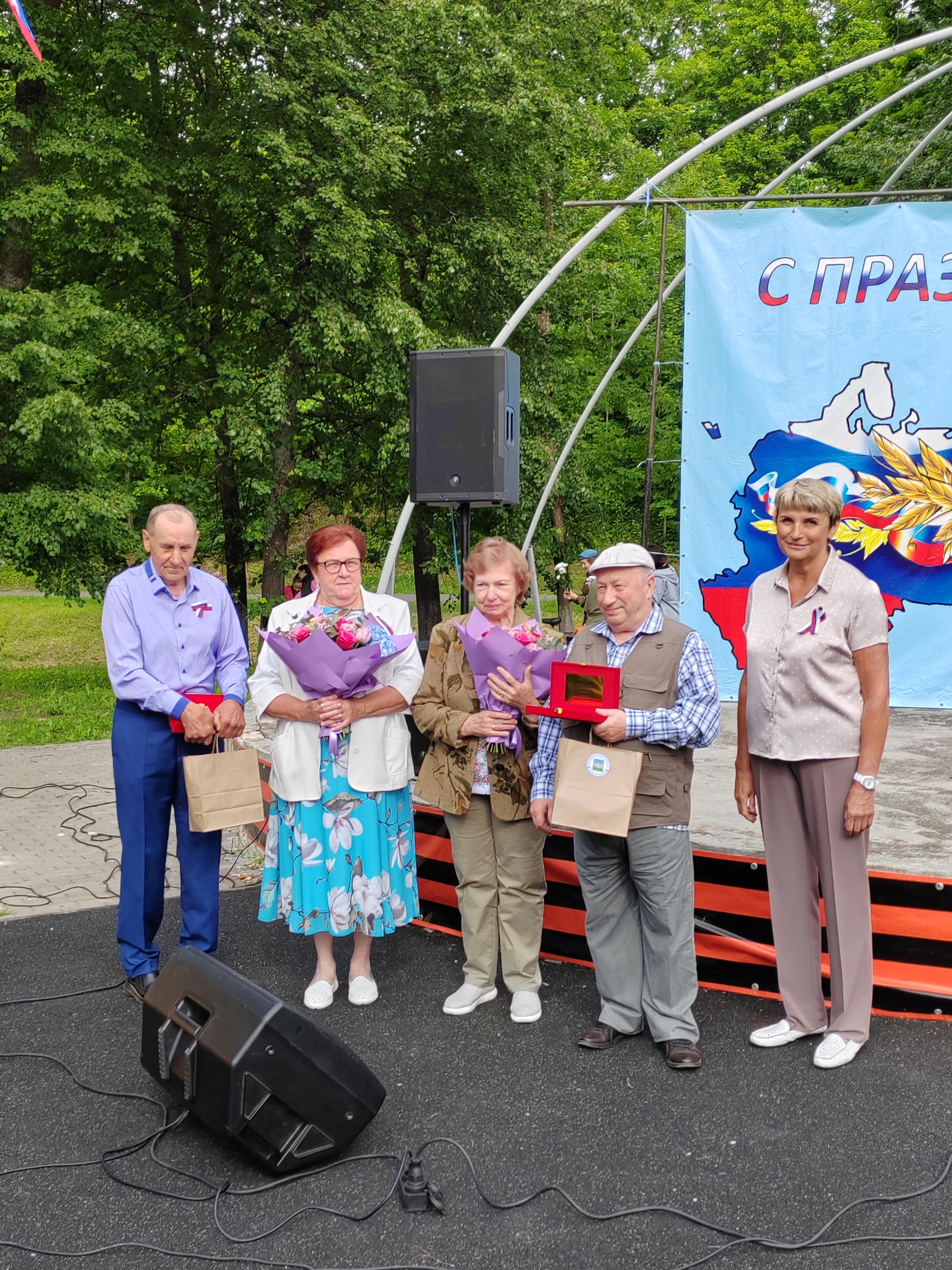 На праздничном концерте в Опочке чествовали супругов, которые отсетили &quot;Золотую свадьбу&quot;.