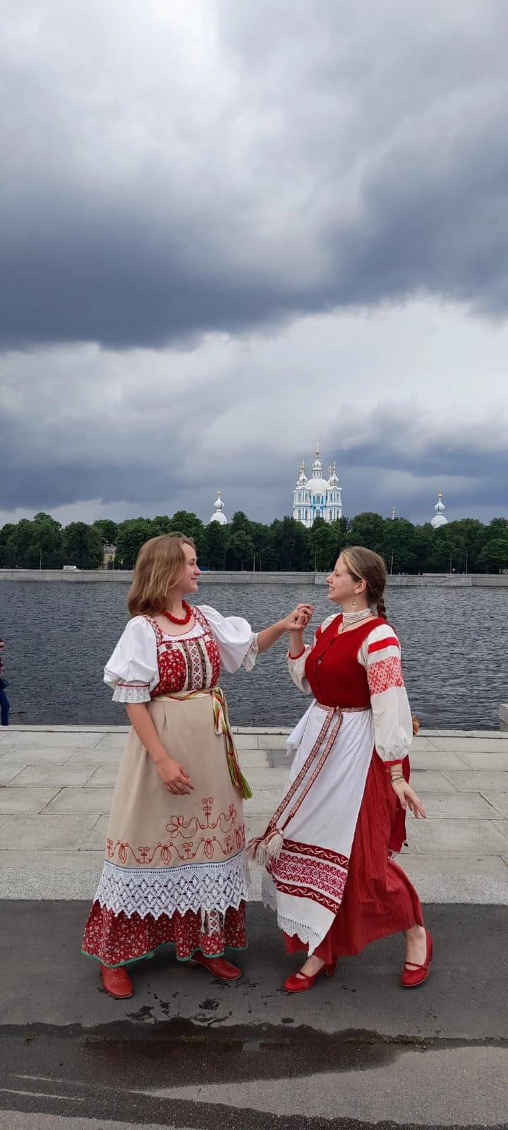 Солистки фольклорного коллектива &quot;Забава Опочецкая&quot; Надя Соколова и Злата Скударева на фестивале.