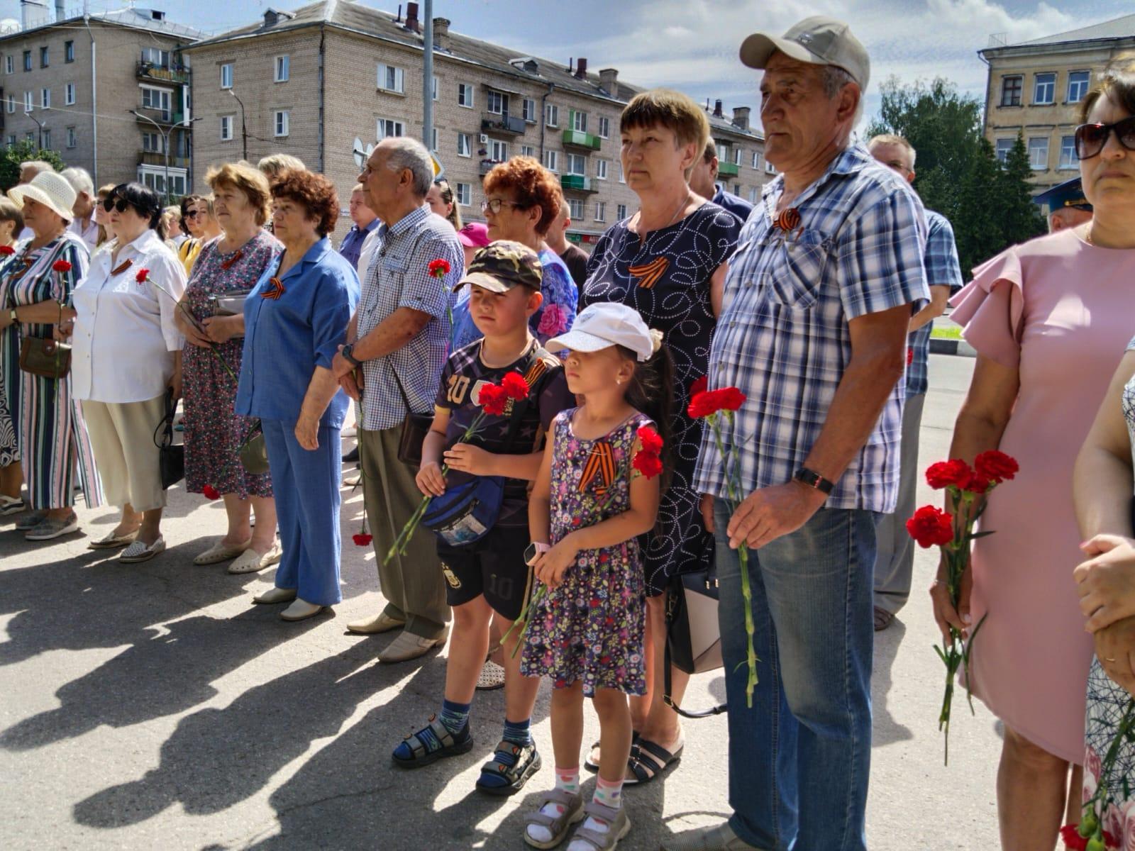 Глава округа возложил цветы к стеле воинов-освободителей.