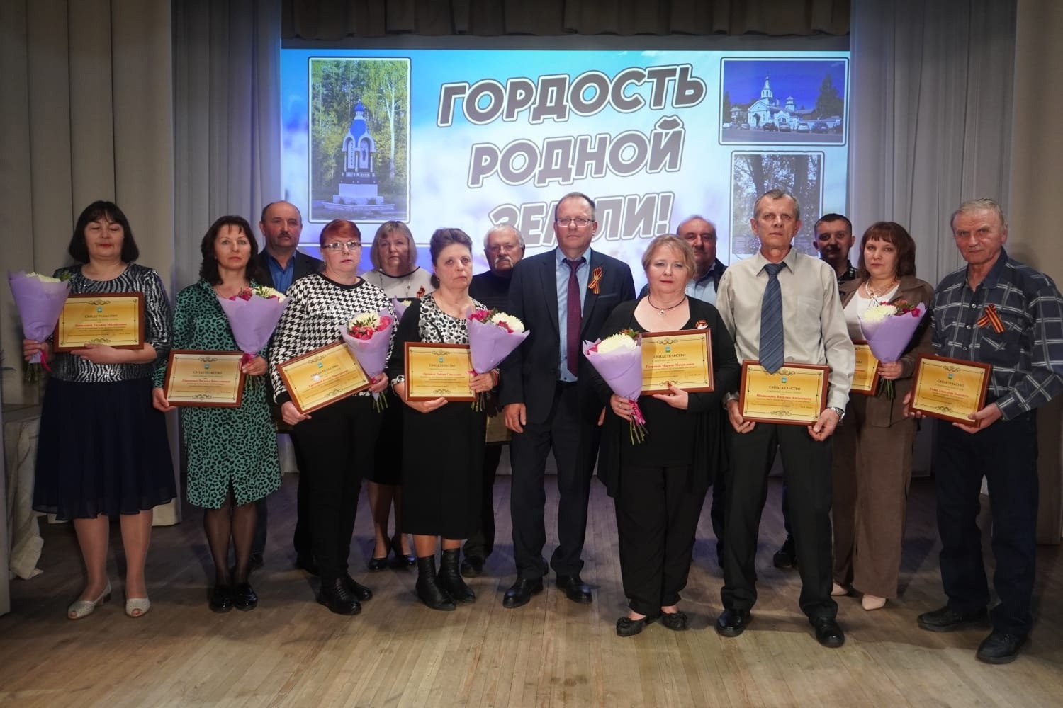 Глава округа Юрий Ильин также поздравил граждан, занесенных на Доску Почета в 2025 году..