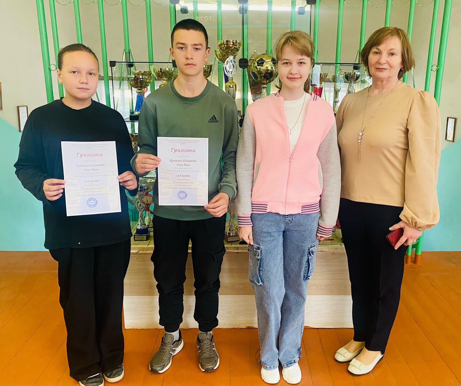 Учащиеся СП»Средняя школа № 4» Павлова Алина,  7б класс, Узун Иван и Кузьмина Елизавета, 5б класс, решили проверить свои силы и разработать краеведческую игру, связанную с историей родного города и Псковского края..