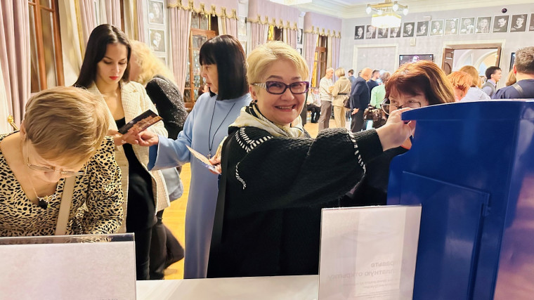 Почта России бесплатно доставит 1000 открыток из Пушкинского театра. Почта России бесплатно доставит 1000 открыток из Пушкинского театра.